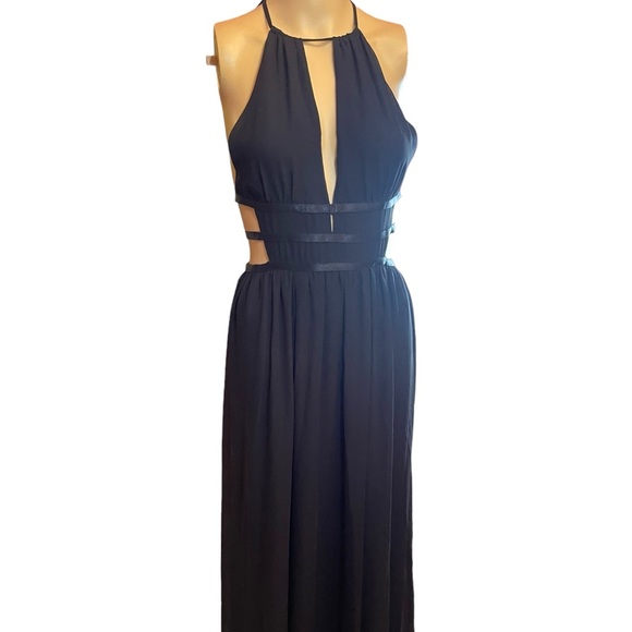 EXPRESS Strappy Halter Cutout Plunge Maxi Dress - Picture 5 of 10